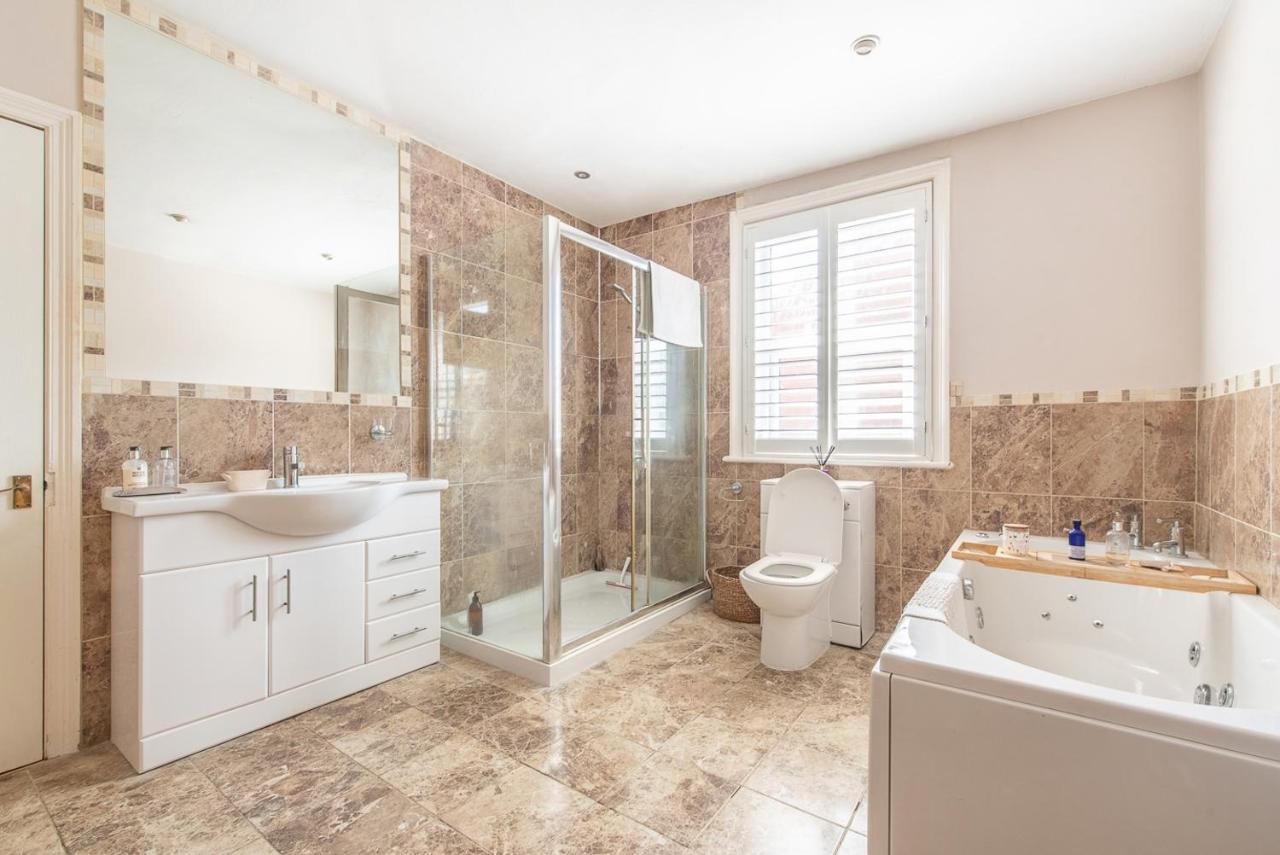 Luxury Group Celebration House With Hot Tub & Bar! Warminster Exteriér fotografie