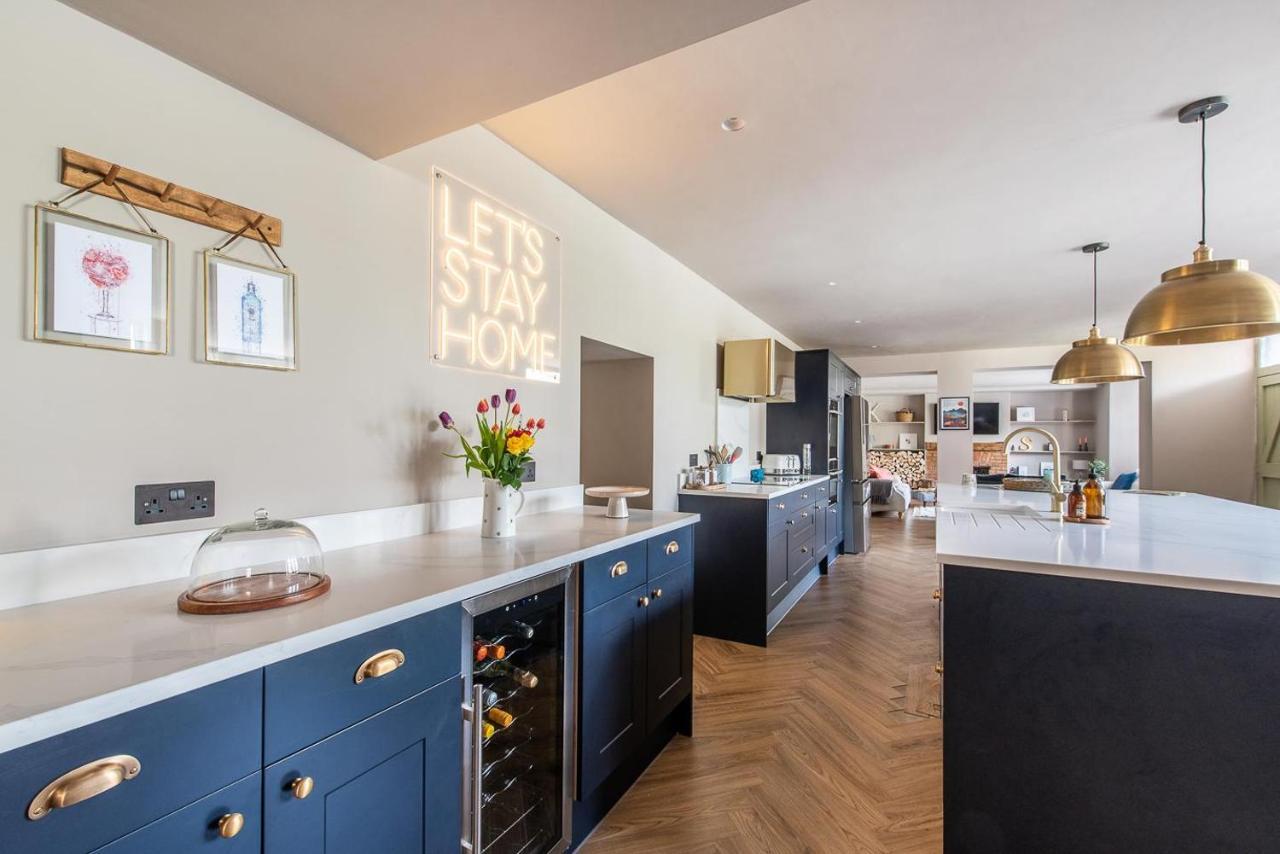 Luxury Group Celebration House With Hot Tub & Bar! Warminster Exteriér fotografie